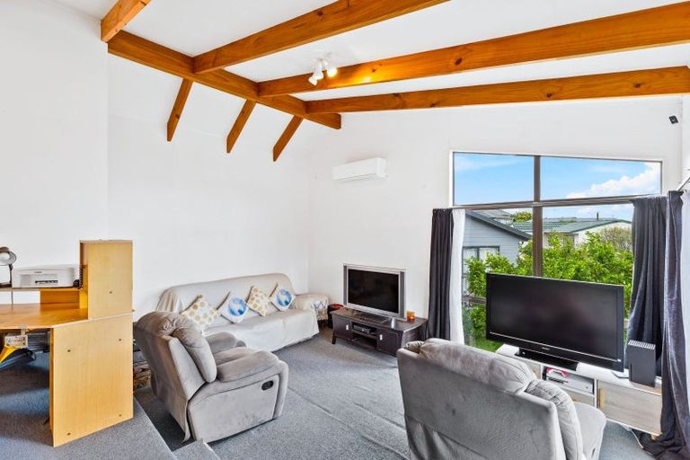 Photo of property in 13 Frosses Place, Massey, Auckland, 0614