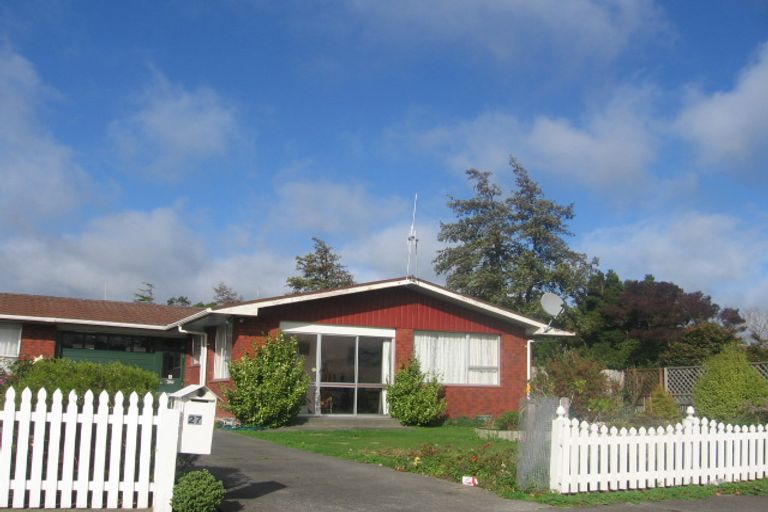 Photo of property in 27 Westmere Place, Takaro, Palmerston North, 4412