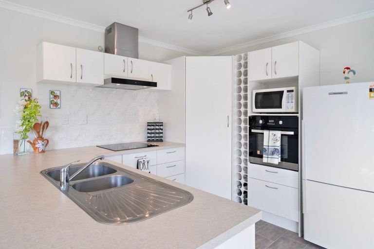 Photo of property in 42 Bellville Drive, Clendon Park, Auckland, 2103