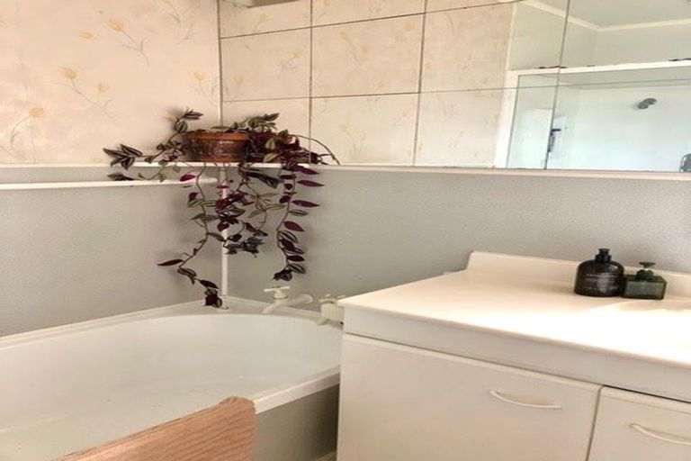 Photo of property in 10 Deuxberry Avenue, Northcote, Auckland, 0627