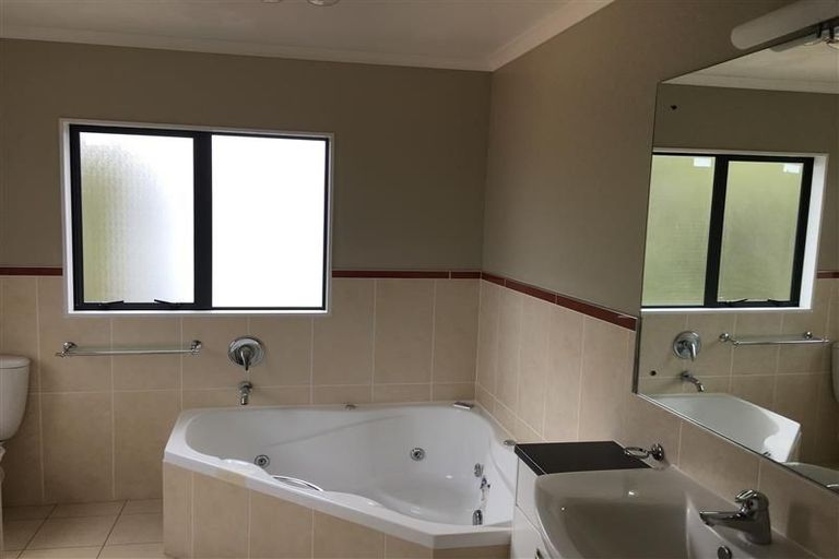 Photo of property in 25 Aorangi Place, Birkenhead, Auckland, 0626