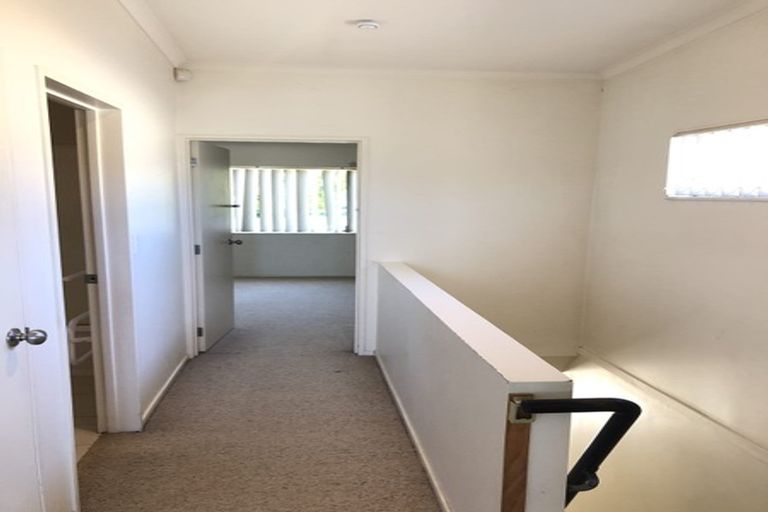 Photo of property in 10 Brashier Circle, Sunnyvale, Auckland, 0612