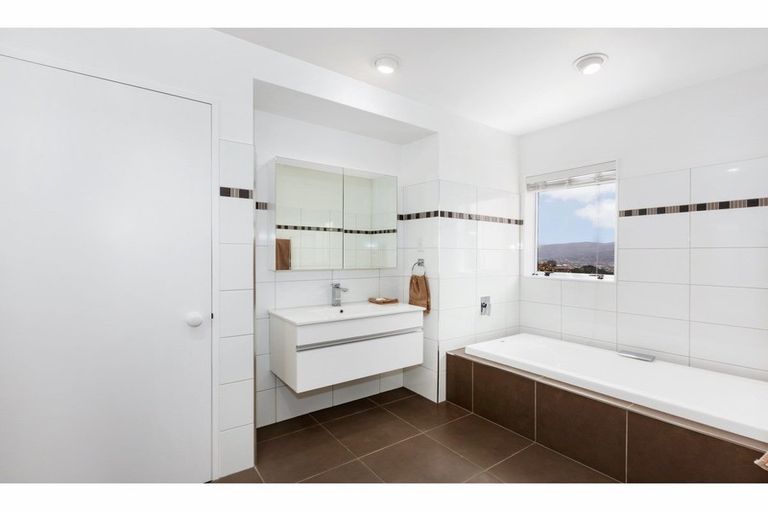 Photo of property in 15 George Gee Drive, Korokoro, Lower Hutt, 5012