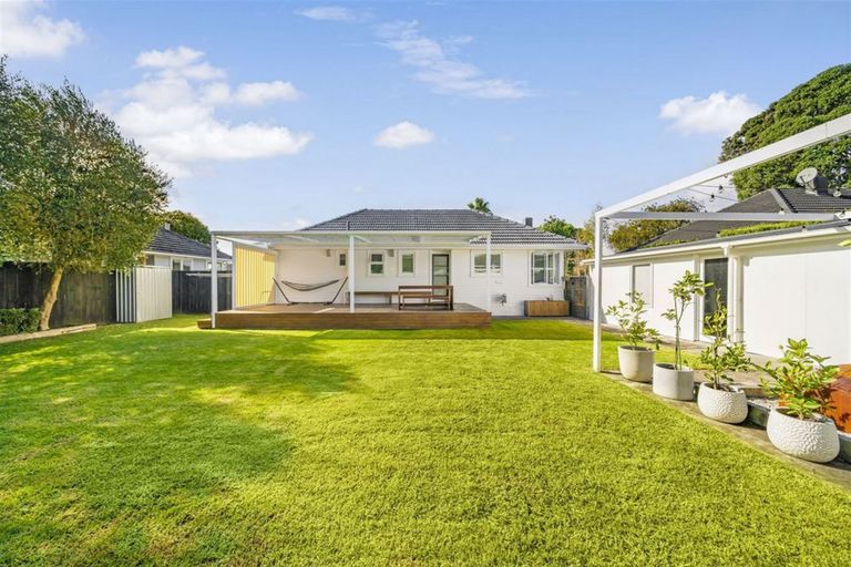 Photo of property in 4 London Street, Te Atatu Peninsula, Auckland, 0610