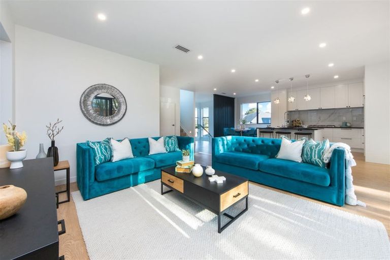 Photo of property in 7a Woodhouse Place, West Harbour, Auckland, 0618