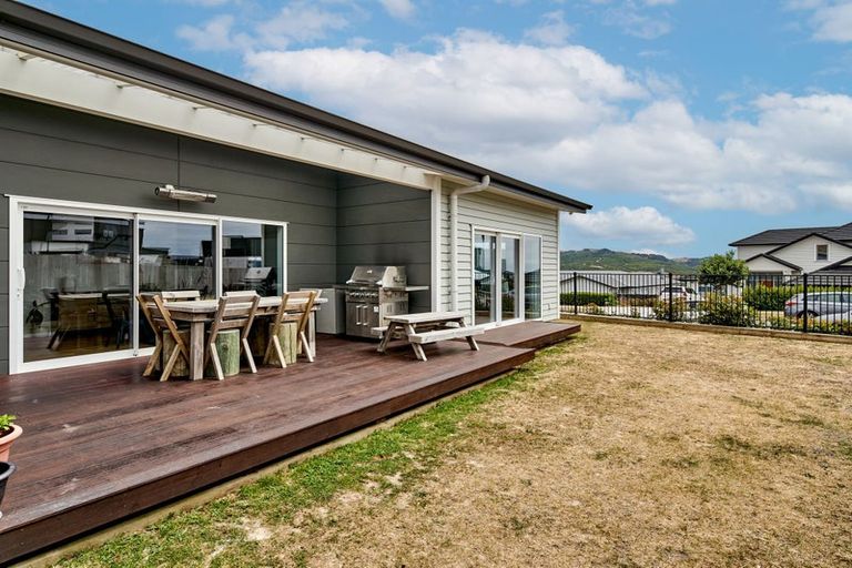 Photo of property in 107 Queen Charlotte Drive, Aotea, Porirua, 5024