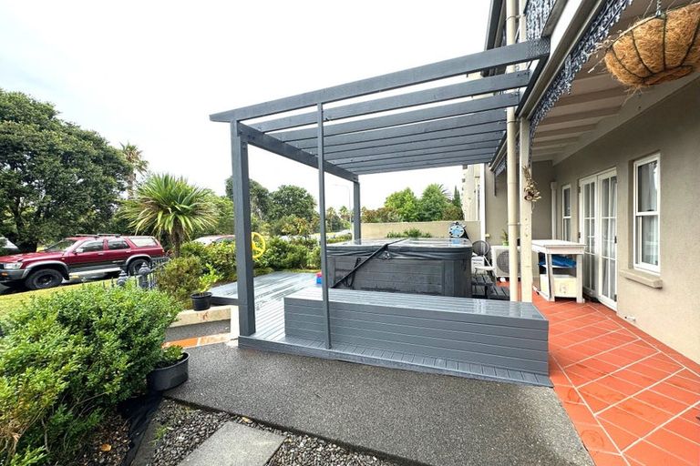 Photo of property in 2 Leneford Drive, East Tamaki, Auckland, 2013