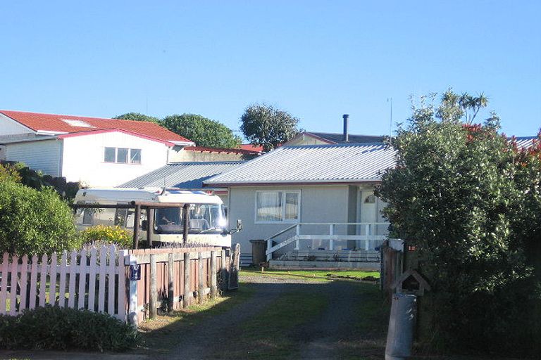 Photo of property in 12 Colenso Place, Otaki Beach, Otaki, 5512