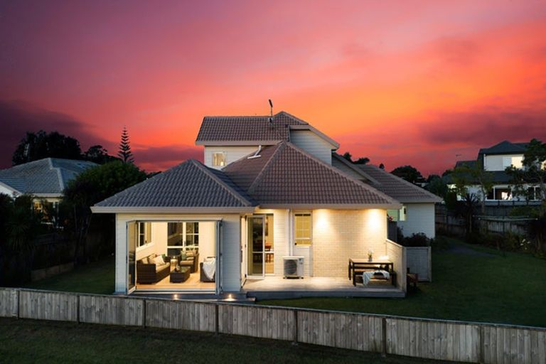 Photo of property in 50 Settlers Grove, Orewa, 0931