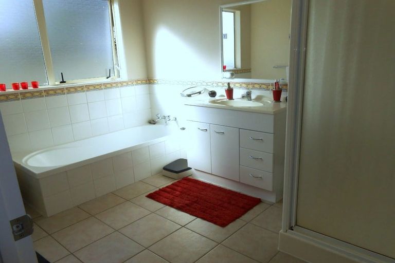 Photo of property in 72 Sutton Crescent, Papakura, 2110