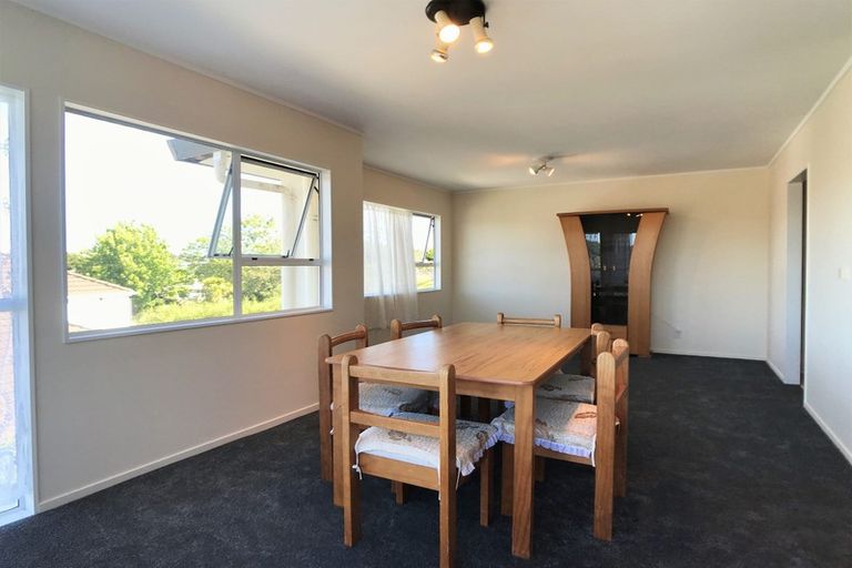 Photo of property in 1/8 Strabo Place, Windsor Park, Auckland, 0632