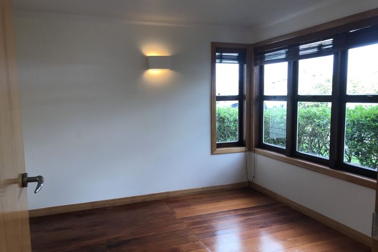 Photo of property in 4 Tobruk Crescent, Milford, Auckland, 0620