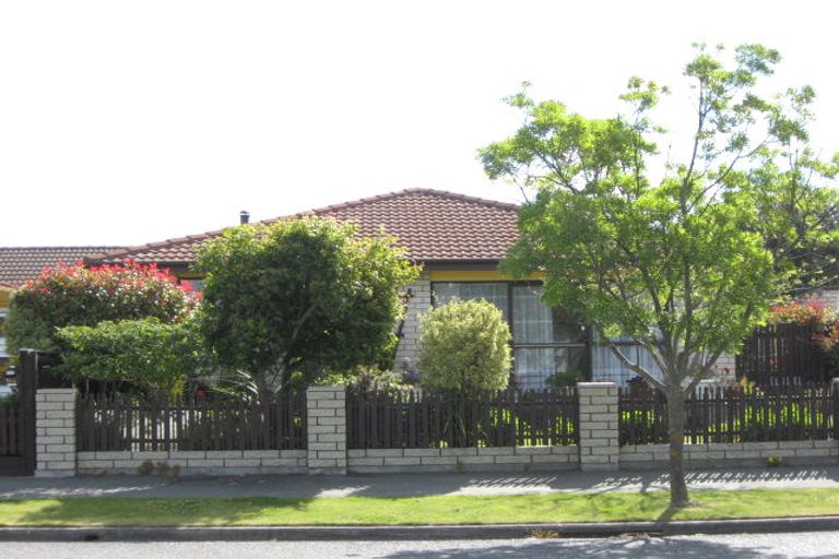 Photo of property in 2/71 Royal Park Drive, Parklands, Christchurch, 8083