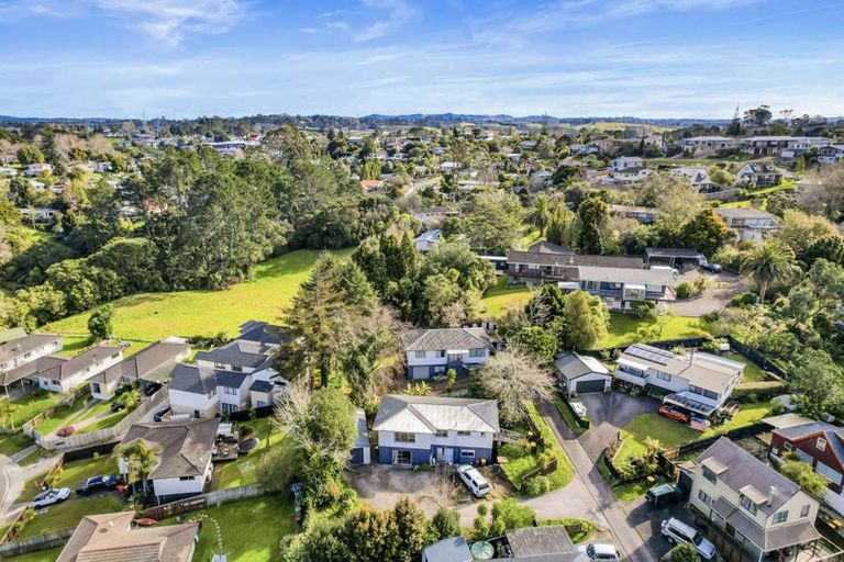 Photo of property in 35 Kemp Road, Massey, Auckland, 0614