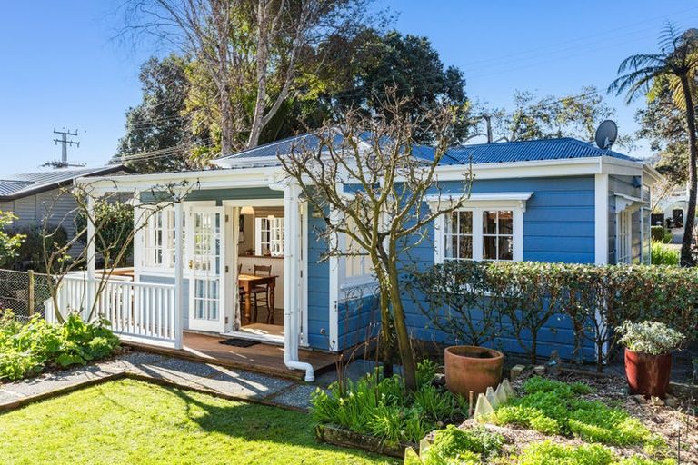 Photo of property in 10 Kowhai Street, Eastbourne, Lower Hutt, 5013