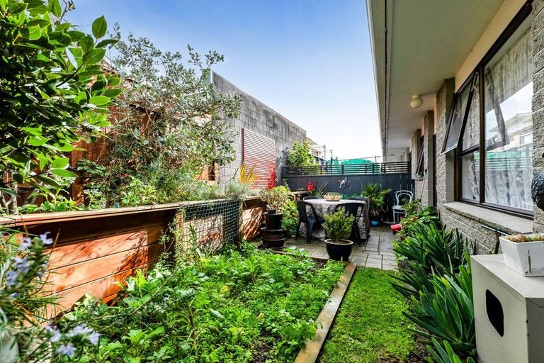 Photo of property in 8a Birdwood Avenue, Moturoa, New Plymouth, 4310