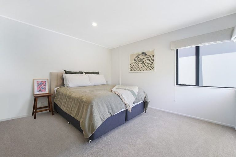 Photo of property in 2/15 Wernham Place, Northcote, Auckland, 0626