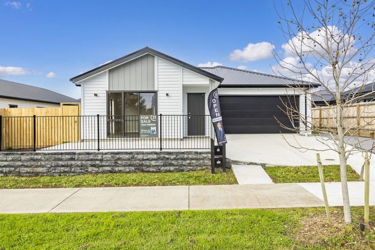 Photo of property in 13 Mcindoe Road, Kumeu, 0810