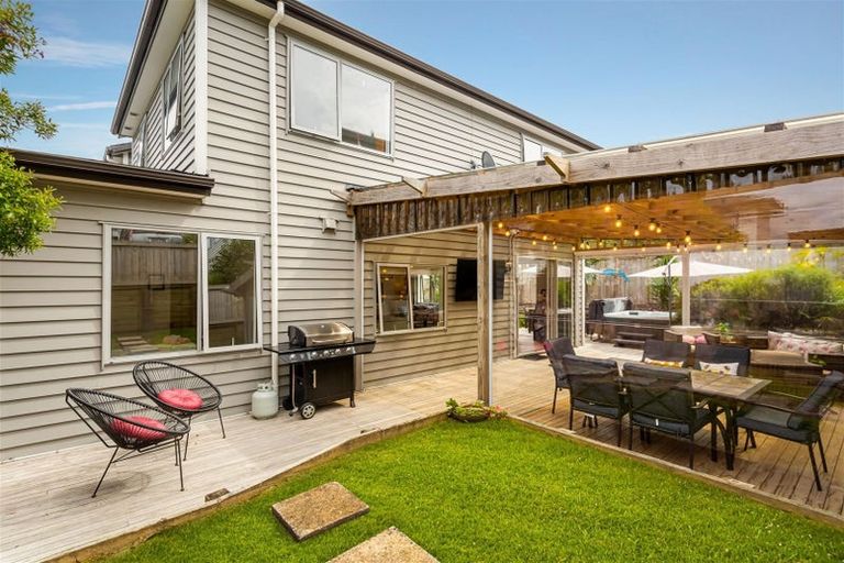 Photo of property in 21 Tawa Place, Orewa, 0931