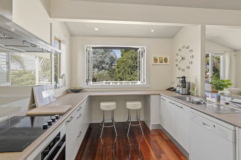 Photo of property in 52 Westmere Crescent, Westmere, Auckland, 1022