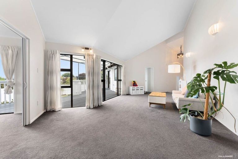Photo of property in 4 Raphael Place, West Harbour, Auckland, 0618