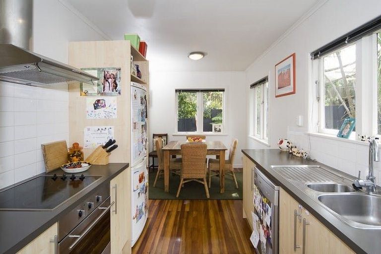 Photo of property in 1/190 East Coast Road, Forrest Hill, Auckland, 0620