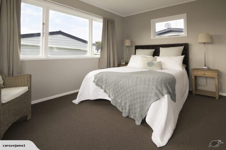 Photo of property in 2 Hikurangi Street, Te Atatu Peninsula, Auckland, 0610