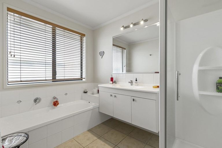 Photo of property in 6 Winchester Place, Rototuna North, Hamilton, 3210