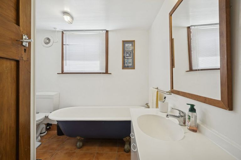 Photo of property in 49 Hungerford Road, Lyall Bay, Wellington, 6022