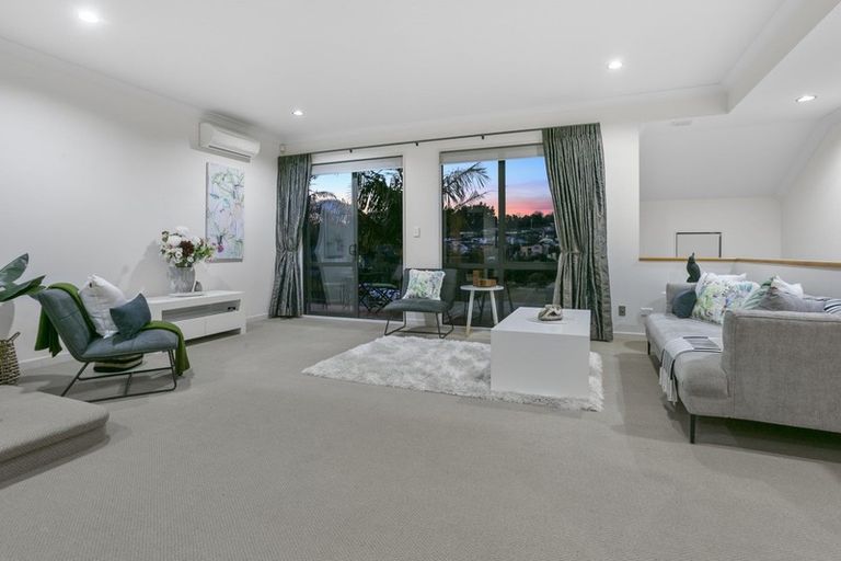 Photo of property in 23 Trotting Terrace, Fairview Heights, Auckland, 0632