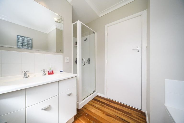 Photo of property in 18 Woburn Place, Takaro, Palmerston North, 4412