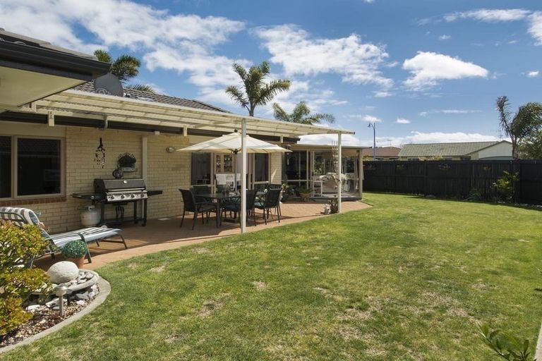 Photo of property in 1 Mcleod Place, Papamoa Beach, Papamoa, 3118