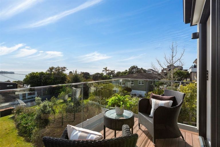 Photo of property in 25 Rothesay Bay Road, Rothesay Bay, Auckland, 0630