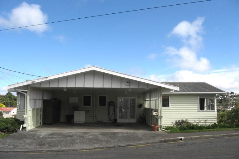 Photo of property in 19 Longcroft Terrace, Newlands, Wellington, 6037