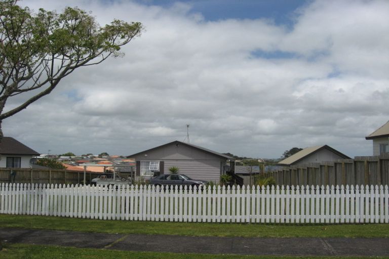 Photo of property in 10 Bill Phillip Place, Clendon Park, Auckland, 2103