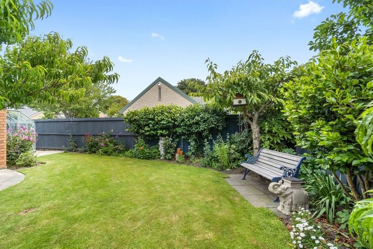 Photo of property in 33 Acorn Close, Waltham, Christchurch, 8023