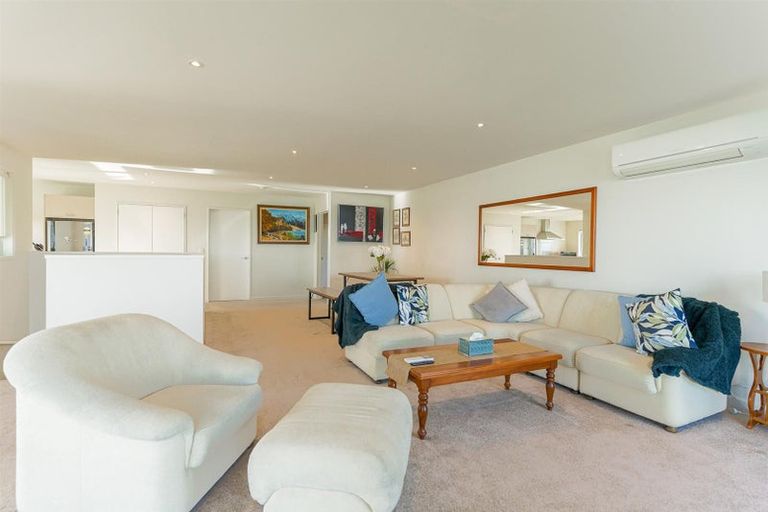Photo of property in 19 The Brae, Mount Pleasant, Christchurch, 8081