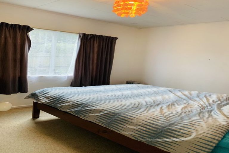 Photo of property in 1/2 Netherlands Avenue, Kelston, Auckland, 0602