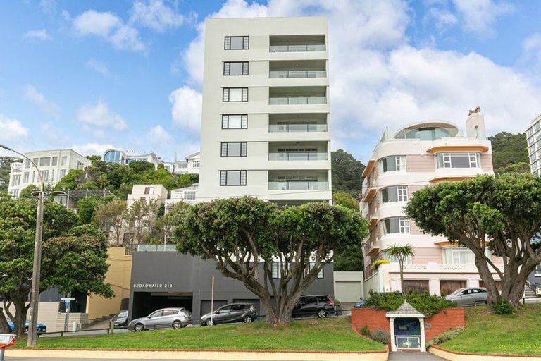 Photo of property in Broadwater Apartments, 214 Oriental Parade, Oriental Bay, Wellington, 6011