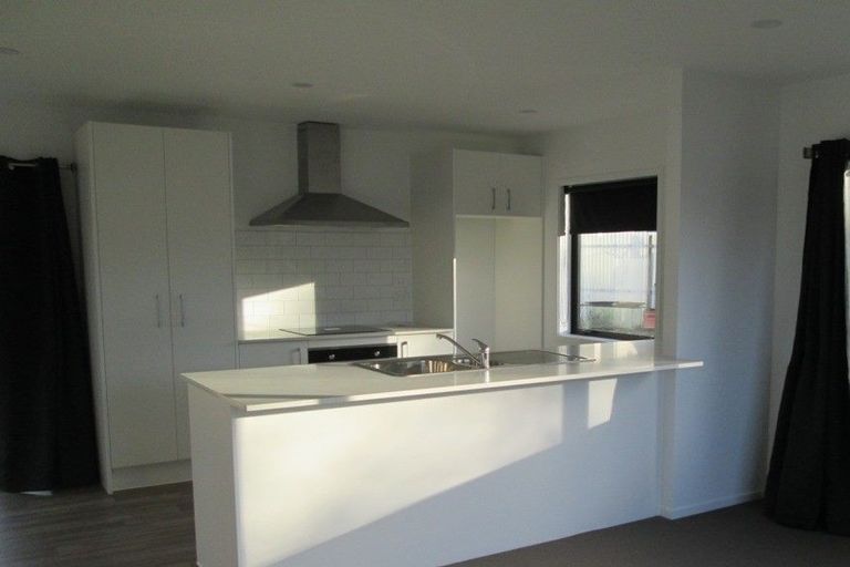 Photo of property in 37 Nile Road, Kelston, Auckland, 0602