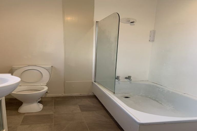 Photo of property in 20 Lake Road, Northcote, Auckland, 0627