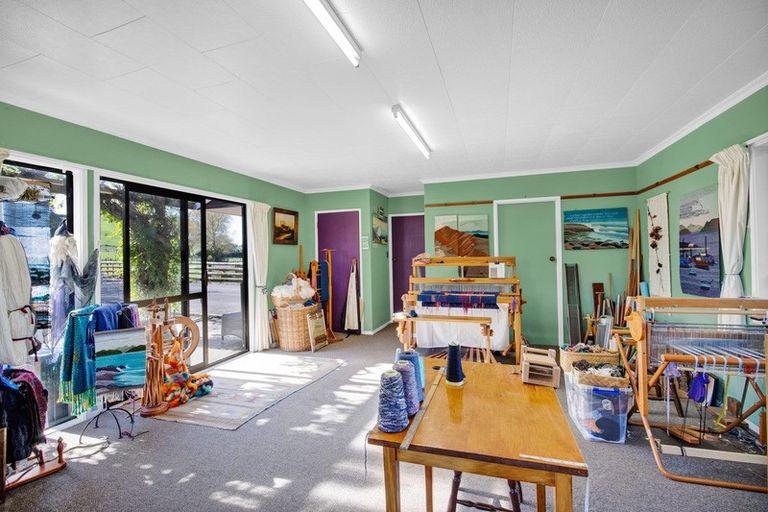 Photo of property in 44 Rawhitiroa Road, Eltham, 4322