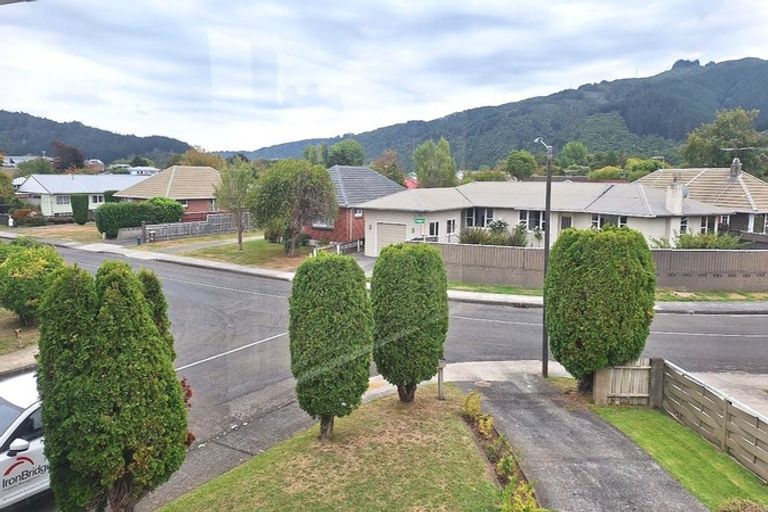 Photo of property in 6 Whirinaki Crescent, Heretaunga, Upper Hutt, 5018