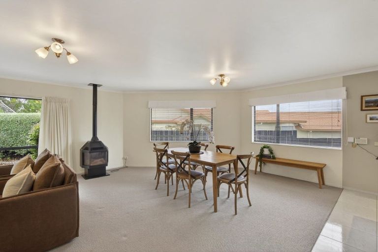 Photo of property in 15 Sandel Rise, Merrilands, New Plymouth, 4312
