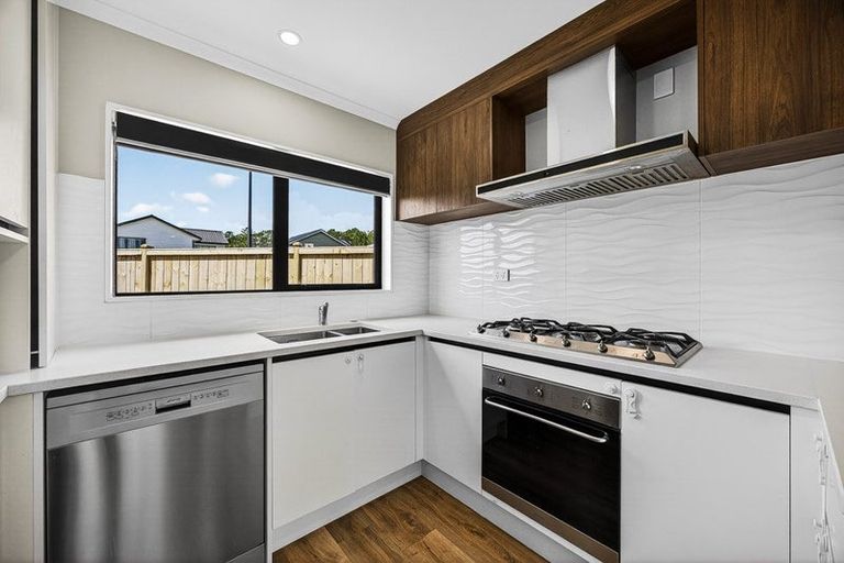 Photo of property in 2 Lumbarda Drive, Kumeu, 0810