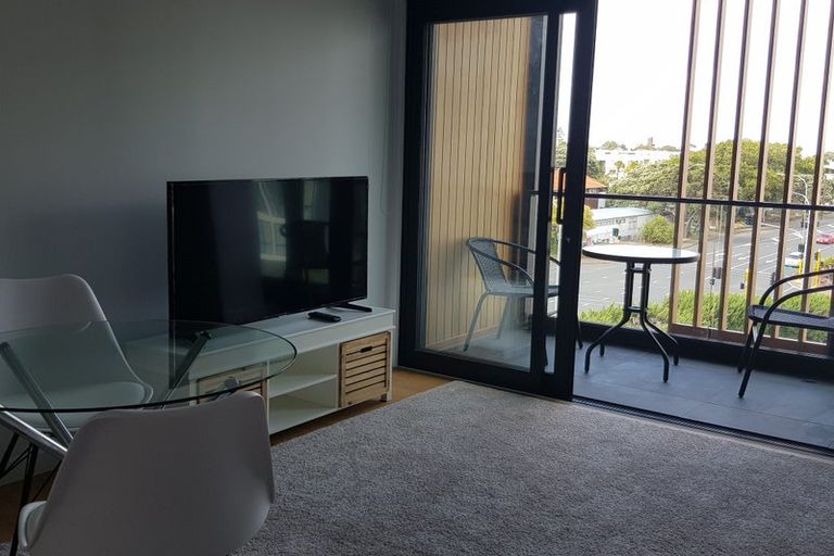 Photo of property in Frank Sargeson Apts, 404/74 Anzac Street, Takapuna, Auckland, 0622