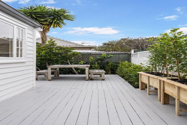 Photo of property in 7 Fairfax Avenue, Northcote, Auckland, 0627