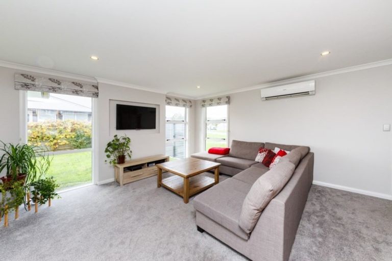 Photo of property in 11 Saint Heliers Grove, Fitzherbert, Palmerston North, 4410