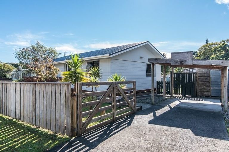 Photo of property in 32 Hookway Grove, Paraparaumu, 5032