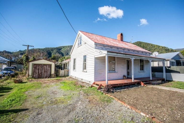 Photo of property in 10 Market Street, Picton, 7220